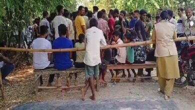 Photo of समय पर पूरा नहीं हो रहा सड़क मरम्मत का काम, ग्रामीणों ने किया सड़क जाम