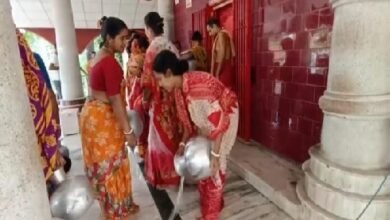 Photo of महिलाओं ने मां के मंदिर को धोकर वर्षा की पूजा की