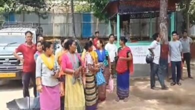 Photo of हत्यारे बाइक समेत बाइक चालक की गिरफ्तारी की मांग को लेकर जनजाति प्रमिला वाहिनी ने टकराजला थाने का घेराव किया