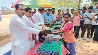 Photo of अगरतला पुर निगम के वार्ड नंबर 39 के पहल के तहत पुर निगम के सफाई कर्मचारियों के बीच ठंडे पेयजल, तौलिए, टोपी और तरबूज का वितरण