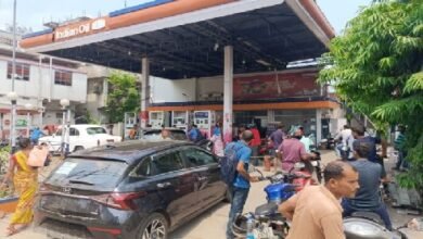 Photo of पेट्रोल के लिए लाइन में खड़े होने से भी पेट्रोल नहीं मिल रहा है, संकट ने विकराल रूप धारण कर लिया है