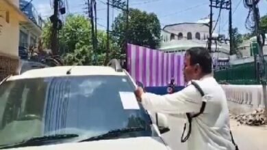 Photo of ट्रैफिक पुलिस ने अवैध पार्किंग के खिलाफ कार्रवाई के लिए वाहनों पर नोटिस चस्पा