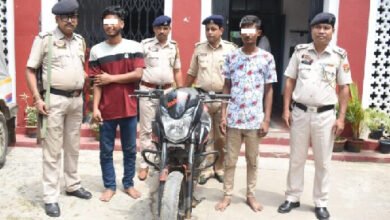 Photo of गुप्त सूचना पर बिना नंबर की बाइक के साथ दो चोरों को गिरफ्तार किया गया