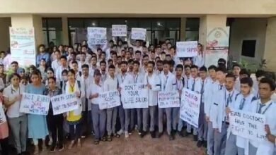 Photo of मेडिकल कॉलेज के छात्रों पर बदमाशों ने किया हमला, प्रदर्शन में शामिल छात्राएं