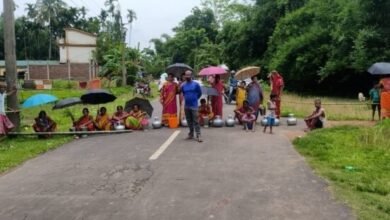 Photo of विभिन्न समस्याओं से त्रस्त ग्रामीणों ने सड़क जाम कर दिया