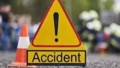 Photo of स्कूल जाते समय सीमेंट लेकर जा रही कार की चपेट में आने से छात्र गंभीर रूप से घायल हो गया