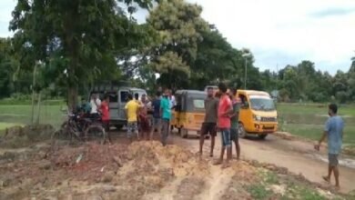 Photo of किसानों ने नाली बंद कर नई पुलिया के निर्माण का विरोध करते हुए सड़क जाम कर दी