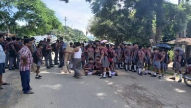 Photo of लंबे समय से मरम्मत नहीं होने के कारण सड़क की हालत खस्ता है, मरम्मत की मांग को लेकर छात्र सड़क जाम कर रहे हैं