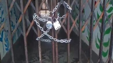 Photo of प्रधानाध्यापिका द्वारा स्कूल के विकास का सारा पैसा हड़प लेने की शिकायत के बाद गुस्साये अभिभावकों ने स्कूल में ताला जड़ दिया