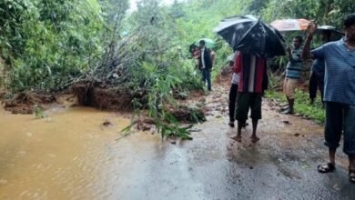 Photo of भारी बारिश के कारण नया बाजार-अमरपुर मार्ग पर भूस्खलन के कारण यातायात जाम हो गया