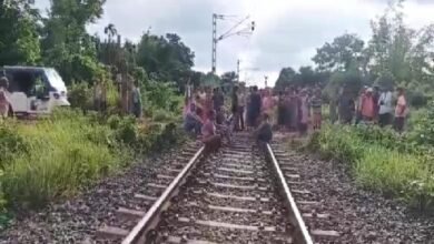 Photo of ग्रामीणों ने ट्रेन को रोक दिया