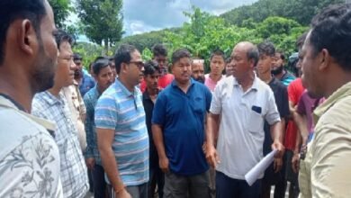 Photo of अवैज्ञानिक तरीके से पोल्ट्री फार्म को बंद करने की मांग को लेकर पद्मनगर इलाके में अगरतला-सोनामुरा रोड को जाम कर दिया गया