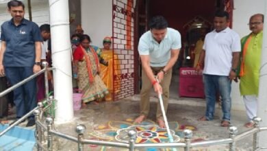 Photo of सांसद बिप्लब कुमार देब ने 78वें स्वतंत्रता दिवस से पहले मंदिरों की सफाई कर स्वच्छ भारत की शुरुआत की