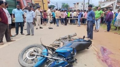 Photo of नगर निगम की कूड़ा ले जा रही बिना नंबर की गाड़ी के दुर्घटनाग्रस्त होने के विरोध में रहवासियों ने सड़क जाम कर दी