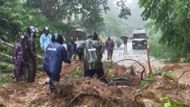 Photo of बिलोनिया महाकुमार के विभिन्न इलाके और कस्बे जलमग्न हो गए, शांतिरबाजार की सड़क ढहने से बंद हो गई