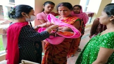 Photo of स्वास्थ्य विभाग की ओर से डॉक्टर और स्वास्थ्य कर्मी अस्थायी शिविरों के लोगों को चिकित्सा सेवाएं प्रदान कर रहे हैं