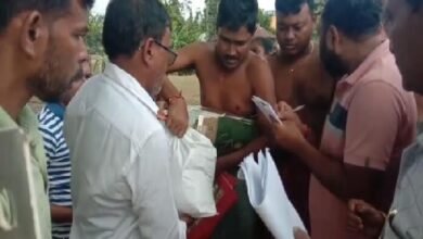 Photo of 24 घंटे बीतने से पहले सांसद बिप्लब कुमार देब ने शरणार्थी शिविर के लोगों के लिए कपड़े और खाना भेजा