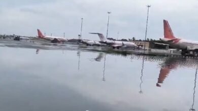 Photo of बारिश के पानी में डूबा कोलकाता एयरपोर्ट का रनवे