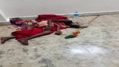 Photo of शांतिर बाजार जिला अस्पताल में एक बीमार वृद्ध महिला पड़ी है, उसकी देखभाल करने वाला कोई नहीं है