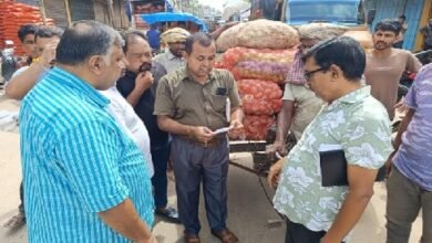 Photo of महराजगंज बाजार अभियान प्रवर्तन दल ने दो व्यापारियों की अवैध गतिविधियों को देखकर दुकानों को अस्थायी रूप से बंद करने का आदेश दिया