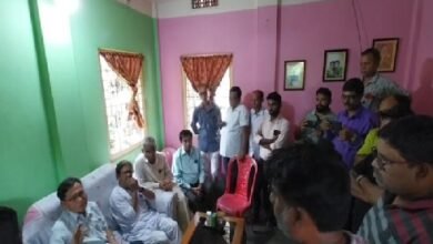 Photo of मृत शिक्षक के घर में विपक्षी दल के नेता, वे लोग असामाजिक हैं, जिन्होंने इस घटना को अंजाम दिया है