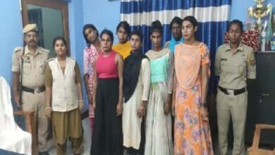 Photo of ट्रांसजेंडर के रूप में अवैध रूप से भारत में प्रवेश करने के आरोप में पुलिस ने सात बांग्लादेशियों को गिरफ्तार किया