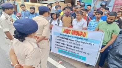 Photo of नौकरी के इच्छुक अभ्यर्थियों ने 24 घंटे के भीतर मेरिट सूची जारी करने की मांग को लेकर जेआरबीटी कार्यालय के सामने प्रदर्शन किया