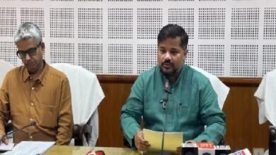 Photo of राज्य में पर्याप्त खाद्य भंडार, पेट्रोल-डीजल की कोई कमी नहीं, मंत्री ने अफवाहों पर ध्यान न देने की अपील की