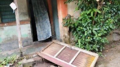 Photo of लंबे समय से चल रही असामाजिक गतिविधियों के विरोध में रहवासियों ने मकान तोड़ दिए