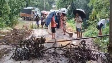 Photo of सड़क निर्माण के प्रभारी कंपनी की लापरवाही के कारण तीन आवासीय घर ढह गए, जिससे पीड़ितों के लिए सड़क अवरुद्ध हो गई