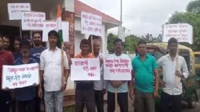 Photo of बांग्लादेश में हिंदू लोगों के खिलाफ लगातार हो रहे आतंक के विरोध में शामिल हुए सीमा के दूसरी ओर के लोग 