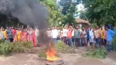 Photo of विधायक के सामने लहूलुहान महिला, इस्तीफे और गिरफ्तारी की मांग को लेकर सड़क जाम कर रही है