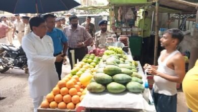 Photo of मेयर ने सड़क पर अवैध रूप से कब्जा कर बनायी गयी दुकानों को सात दिन के अंदर तोड़ने का आदेश दिया