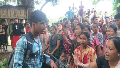 Photo of बिजली व पेयजल की मांग को लेकर सड़क जाम किया