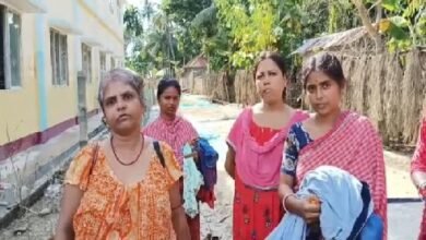 Photo of भीषण बाढ़, शिकायत के बाद उदयपुर महाकुमा अमताली हाई स्कूल के शरणार्थियों को अब तक केवल एक समय का भोजन मिला है