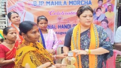 Photo of प्रदेश महिला मोर्चा ने हथकरघा दिवस के अवसर पर हथकरघा कलाकारों को सम्मानित किया