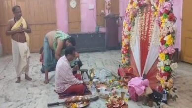 Photo of जन्माष्टमी के दिन दुर्गा हाउस में मां दुर्गा की कथाम खिली पूजा का आयोजन किया गया