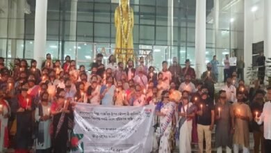 Photo of रवीन्द्र नाथ टैगोर की प्रतिमा के नीचे बंगाली सांस्कृतिक मंडल का विरोध कार्यक्रम