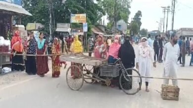 Photo of दो कुख्यात माफियाओं के कारण असुरक्षित गोल चक्कर पर स्थानीय लोगों ने विरोध स्वरूप सड़क जाम कर दिया