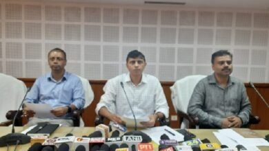 Photo of राजस्व विभाग के सचिव ब्रिजेस पांडे ने महाकरन में प्रेस कॉन्फ्रेंस कर बाढ़ की स्थिति की जानकारी दी