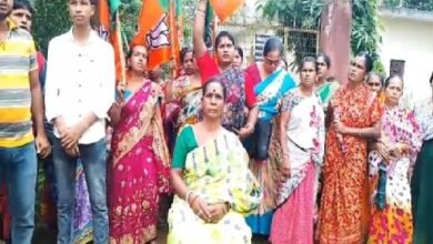 Photo of पथलिया ग्राम पंचायत में सत्तारूढ़ दल के कार्यकर्ताओं ने ताले लटका दिए और गो बैक के नारे लगाकर विरोध प्रदर्शन किया