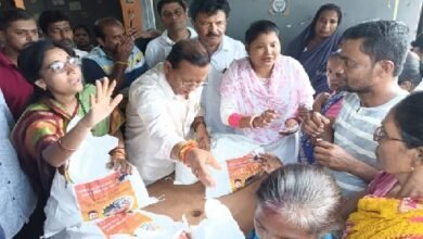 Photo of सांसद विप्लव कुमार देव ने बाढ़ पीड़ितों की मदद के लिए बढ़ाया हाथ