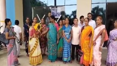 Photo of अभाव की शिकायत पर जीबी अस्पताल के अनियमित कर्मचारियों ने अधीक्षक कक्ष के सामने प्रदर्शन किया