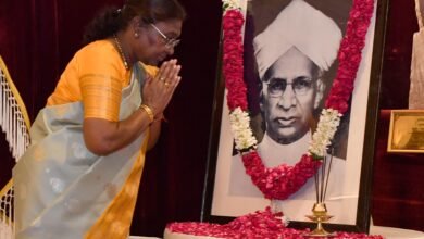 Photo of राष्ट्रपति ने डॉ. सर्वपल्ली राधाकृष्णन को उनकी जयंती पर पुष्पांजलि अर्पित की