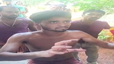 Photo of एक युवक को मूर्ति की अंगुलियां तोड़ते हुए रंगे हाथ पकड़ा गया