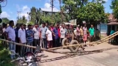 Photo of सुरक्षा की मांग को लेकर विद्युत निगम के लाइनमैनों को सड़क जाम करने पर मजबूर होना पड़ा