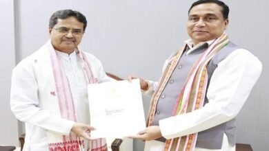 Photo of असम के मंत्री ने राज्य के बाढ़ पीड़ितों की राहत के लिए मुख्यमंत्री को 5 करोड़ रुपये की राशि सौंपी