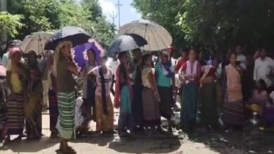 Photo of पेयजल की मांग को लेकर क्षेत्र की महिलाओं ने सड़क जाम कर दिया