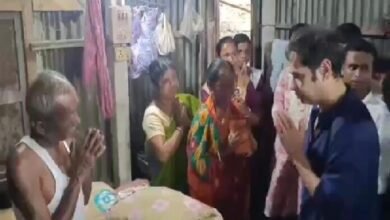 Photo of टिपरा मठ सुप्रीमो प्रद्युत किशोर देवबर्मन दिवंगत चिरंजीत डे के घर पहुंचे, परिवार को 50,000 रुपये का भुगतान किया गया