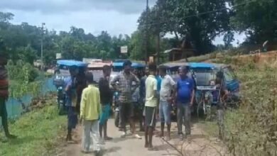 Photo of गांव के युवाओं ने सड़क सुधारीकरण की मांग को लेकर सड़क जाम कर प्रदर्शन किया